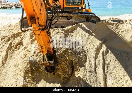 CANNES, Frankreich - April 2019: Nahaufnahme der Schaufel von einem Bagger arbeiten auf einem Haufen Sand verwendet wird am Strand in Cannes zu verbessern. Stockfoto