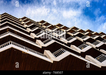 Wohnhaus der symmetrischen Architektur Patterns mit blauen Wolken Hintergrund, Konzept. Stockfoto