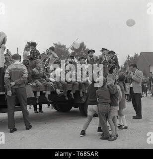 1967, historische, Gruppe von Jungen als Cowboys und Indianer Spaß auf dem Rücken der Lkw in einem Dorf Karneval oder Fete in Prestwood, Bucks, England gekleidet. Stockfoto