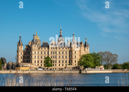 Das Schweriner Schloss im Frühjahr in den schönsten Wetter vor dem blauen Himmel Stockfoto