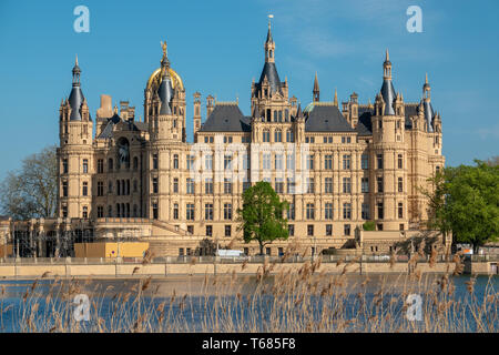 Das Schweriner Schloss im Frühjahr in den schönsten Wetter vor dem blauen Himmel Stockfoto