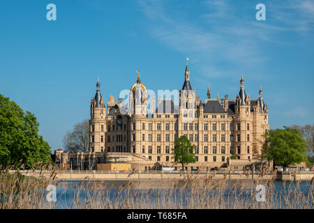 Das Schweriner Schloss im Frühjahr in den schönsten Wetter vor dem blauen Himmel Stockfoto