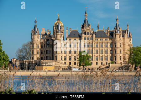 Das Schweriner Schloss im Frühjahr in den schönsten Wetter vor dem blauen Himmel Stockfoto