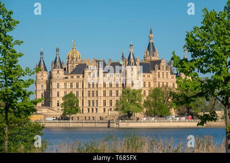 Das Schweriner Schloss im Frühjahr in den schönsten Wetter vor dem blauen Himmel Stockfoto