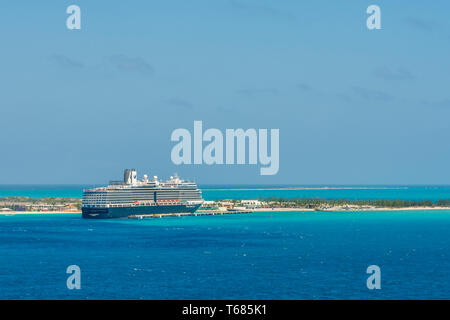 Kreuzfahrtschiff im Hafen, Grand Turk, Grand Turk, Turks- und Caicos-Inseln, Karibik. Stockfoto