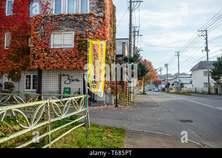 Ein Gebäude mit Efeu in Abashiri, Hokkaido, Japan abgedeckt Stockfoto