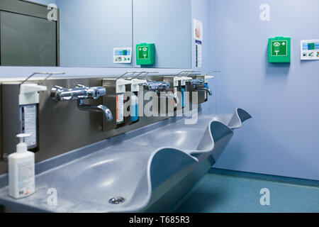 Sterile Stahl Waschbecken in der modernen Chirurgie Zimmer Stockfoto