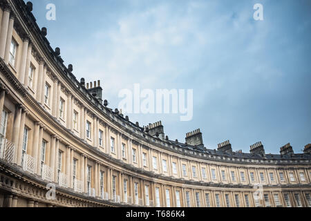 Schwarze und Weiße Panorama der berühmten Zirkus Terrasse von Stadthäusern in Bath, England Stockfoto