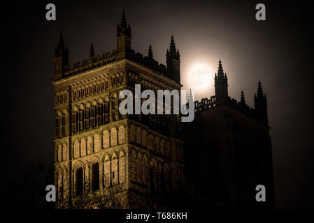 April Vollmond steigt hinter dem Westen Türme von Durham Cathedral Stockfoto