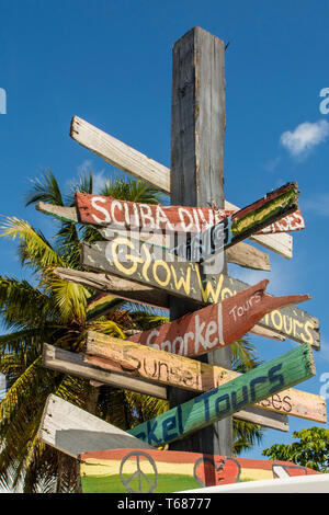 Aktivität Wegweiser, Providenciales, Turks- und Caicos-Inseln, Karibik. Stockfoto