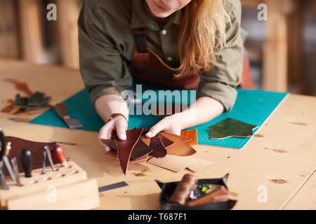 Weibliche Leder Handwerker Stockfoto