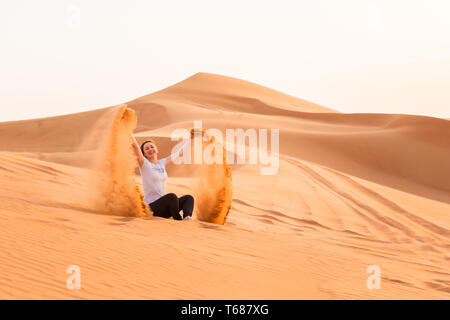 Gerne Touristen auf eine Wüstensafari, Dubai Stockfoto