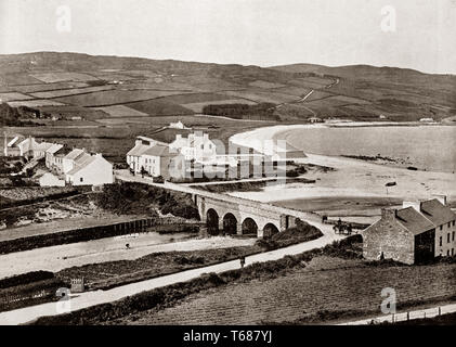 Jahrhundert Blick auf die Brücke über den Fluss Dun Cushendun, einem kleinen Dorf an der Küste der Grafschaft Antrim, Nordirland. Es hat einen geschützten Hafen und liegt an der Mündung des und Glendun, einer der neun Täler von Antrim, und ist Teil der Causeway Coast und Glens Bezirk. Stockfoto