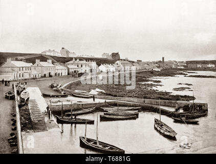 Das 19. Jahrhundert Portstewart, einem kleinen Badeort in der County Derry, aka County Londonderry in Nordirland. Der Hafen und die malerische Küstenwege Form eines atlantischen Promenade, die zu 2 Meilen der goldenen Portstewart Strand. Es entwickelte sich zu einem bescheidenen Größe Badeort in der Mitte des 19. Jahrhunderts unter dem Einfluss eines lokalen Vermieter, John Cromi, stark durch die Empfindlichkeiten der Sabbatarian Cromies und den daraus resultierenden Widerstand gegen eine Bahnverbindung in der Mitte des 19. Jahrhunderts beeinflusst. Stockfoto