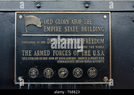 Historische Gedenktafel an der Open-Air-Observatorium (86th Floor) des Empire State Building, Midtown Manhattan, New York City, USA Stockfoto