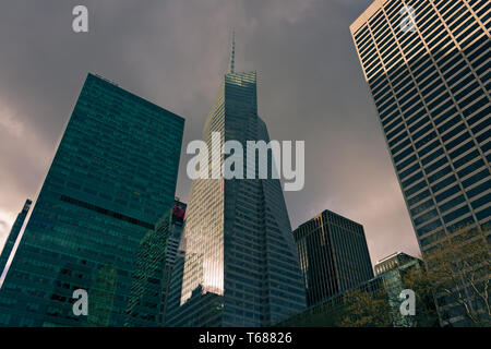 Gebäude auf der Sixth Avenue am Bryant Park, einschließlich der Bank of America Tower (aka One Bryant Park). Midtown Manhattan, New York City, USA. Stockfoto