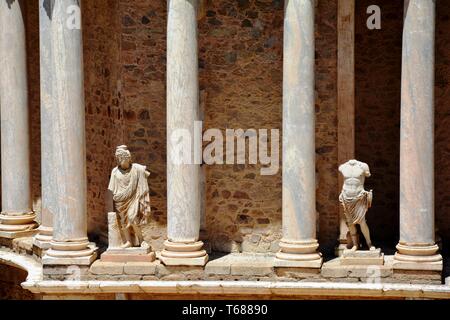 Säulen und Statuen im Tempel Stockfoto