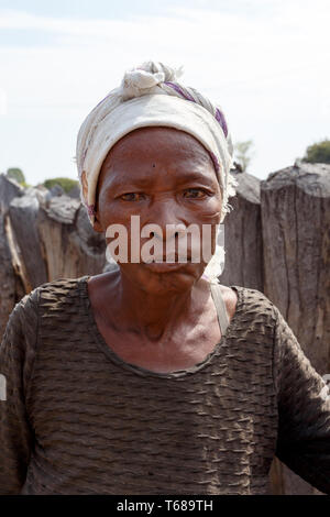 Portrait von Alte faltige Frau hinter Tor seines Dorfes Stockfoto