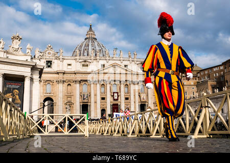 Ein Schweizer Garde während Palmsonntag Messe von Papst Franziskus in Saint Peter's Square amtierte Stockfoto