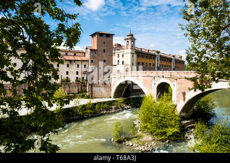 Fabricio Brücke über den Tiber links die Stadt mit Isola Tiberina. Stockfoto