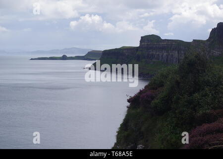 Kilt Rock und Mealt fällt. Basalt und Dolerit Klippen, die durch den Klang der Raasay, Isle of Skye, Schottland, Großbritannien. Stockfoto