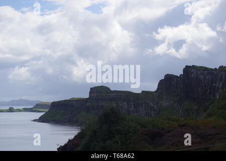 Kilt Rock und Mealt fällt. Basalt und Dolerit Klippen, die durch den Klang der Raasay, Isle of Skye, Schottland, Großbritannien. Stockfoto