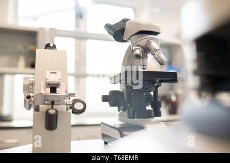 Optische Instrumente im Labor Stockfoto