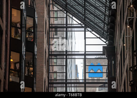 MONTREAL, KANADA - 3. NOVEMBER 2018: Bank von Montreal Firmenzeichen, wie BMO, durch die Brille der Büros gesehen bekannt. Genannt sowie die Banque de Montreal, ist auf Stockfoto