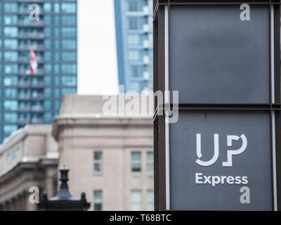 TORONTO, KANADA - 13. NOVEMBER 2018: Bis Express Logo vor der Union Station in Downtown Toronto. Union Pearson Express ist der Airport Rail Link conn Stockfoto