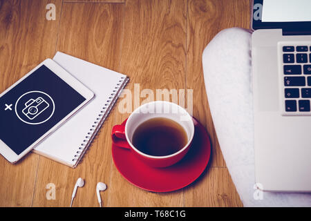 Zusammengesetztes Bild der obenliegenden Schuss von Laptop, Tablet, Kaffee und Kopfhörer Stockfoto