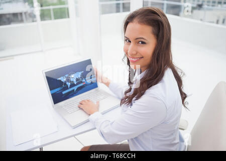 Zusammengesetztes Bild digital Rede Box zeigt Welt Verbindungen, die von Weltkarte Stockfoto