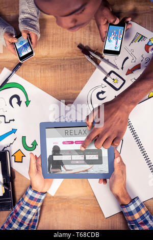 Zusammengesetztes Bild der Draufsicht des creative Teams arbeiten am Schreibtisch Stockfoto
