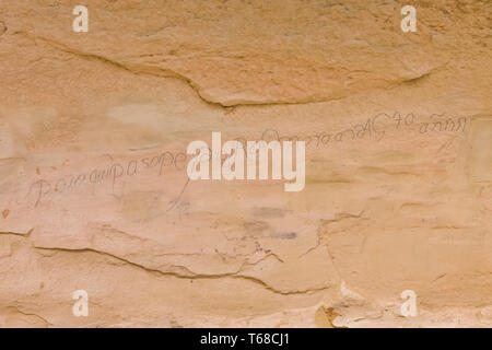 Spanische Inschrift entlang der Inschrift Rock Trail in El Morro National Monument, New Mexico, USA gesehen Stockfoto