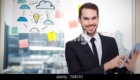 Zusammengesetztes Bild der Geschäftsmann mit seinem Tablet beim Betrachten der Kameras Stockfoto