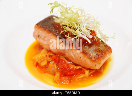 Lachssteak mit Roe und Paprika Eintopf, close-up Stockfoto