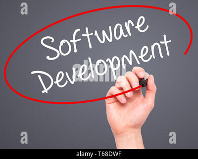Hand schreiben Software Entwicklung mit schwarzem Marker auf visuelle Bildschirm Stockfoto