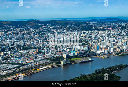Große Städte von oben gesehen. Stadt Porto Alegre des Staates Rio Grande do Sul, Brasilien Südamerika. Stockfoto