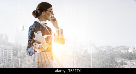 Junge schöne Geschäftsfrau am Arbeitsplatz Stockfoto