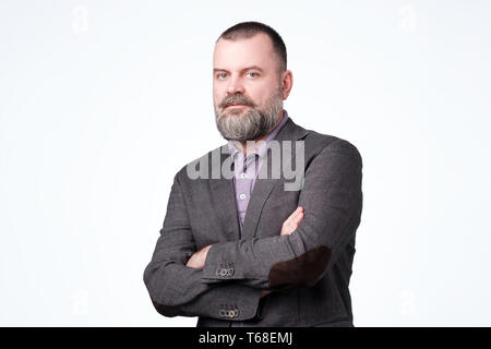 Schwere reifen europäischen Mann an der Kamera schaut mit Misstrauen. Stockfoto