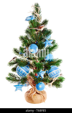 Weihnachten Tannenbaum mit Spielzeug auf weißem Hintergrund eingerichtet. Stockfoto