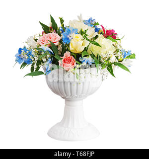 Blumenstrauß aus Blumen in Vase auf weißem Hintergrund. Stockfoto