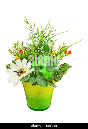 Blumenstrauß aus künstlichen Blumen und Früchte auf weißem Hintergrund. Stockfoto
