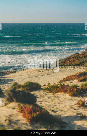 Das Meer von der Spitze der Dünen, Strand Almograve, Portugal Stockfoto