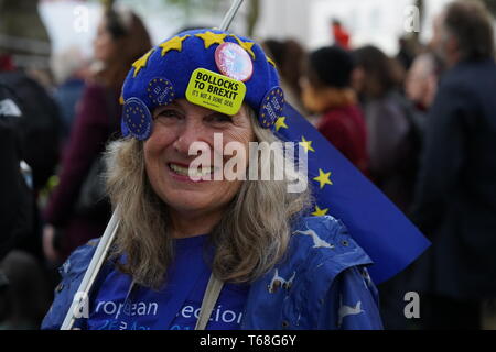 Anti-Brexit Demonstranten Kräfte mit Aussterben Rebellion in Berkeley Square, wo Hunderte von Menschen versammelt hatten, ein Lied zu singen von 1939 genannten "A Nightingale sang in Berkeley Square". Aussterben Rebellion arbeitete in Zusammenarbeit mit Sam Lee "Singende mit Nachtigallen" & "Das Nest Kollektive". Stockfoto