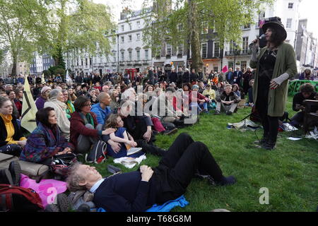 Hunderte von Menschen in Berkeley Square versammelt, ein Lied zu singen von 1939 genannten "A Nightingale sang in Berkeley Square". Aussterben Rebellion arbeitete in Zusammenarbeit mit Sam Lee "Singende mit Nachtigallen" & "Das Nest Kollektive". Stockfoto