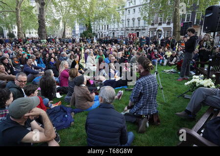 Hunderte von Menschen in Berkeley Square versammelt, ein Lied zu singen von 1939 genannten "A Nightingale sang in Berkeley Square". Aussterben Rebellion arbeitete in Zusammenarbeit mit Sam Lee "Singende mit Nachtigallen" & "Das Nest Kollektive". Stockfoto