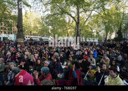 Hunderte von Menschen in Berkeley Square versammelt, ein Lied zu singen von 1939 genannten "A Nightingale sang in Berkeley Square". Aussterben Rebellion arbeitete in Zusammenarbeit mit Sam Lee "Singende mit Nachtigallen" & "Das Nest Kollektive". Stockfoto