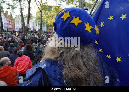 Anti-Brexit Demonstranten Kräfte mit Aussterben Rebellion in Berkeley Square, wo Hunderte von Menschen versammelt hatten, ein Lied zu singen von 1939 genannten "A Nightingale sang in Berkeley Square". Aussterben Rebellion arbeitete in Zusammenarbeit mit Sam Lee "Singende mit Nachtigallen" & "Das Nest Kollektive". Stockfoto