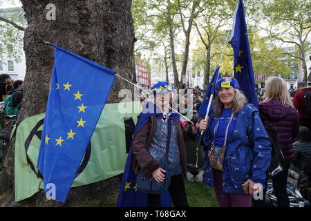 Anti-Brexit Demonstranten Kräfte mit Aussterben Rebellion in Berkeley Square, wo Hunderte von Menschen versammelt hatten, ein Lied zu singen von 1939 genannten "A Nightingale sang in Berkeley Square". Aussterben Rebellion arbeitete in Zusammenarbeit mit Sam Lee "Singende mit Nachtigallen" & "Das Nest Kollektive". Stockfoto