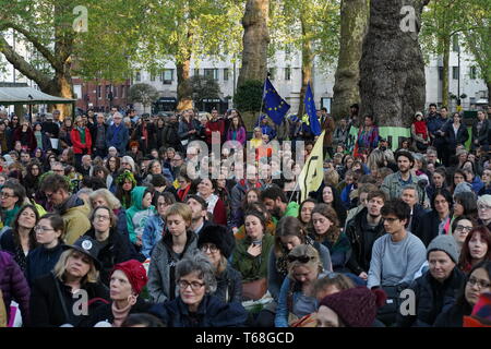 Hunderte von Menschen in Berkeley Square versammelt, ein Lied zu singen von 1939 genannten "A Nightingale sang in Berkeley Square". Aussterben Rebellion arbeitete in Zusammenarbeit mit Sam Lee "Singende mit Nachtigallen" & "Das Nest Kollektive". Stockfoto